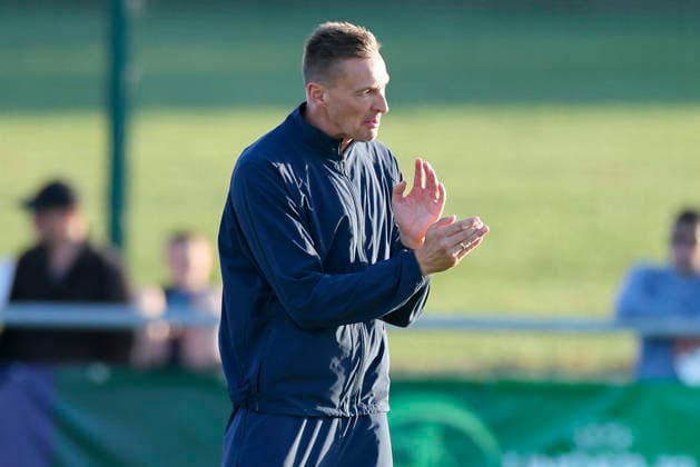 Trainer Mads Lyng (Denmark) gestikuliert, UEFA European Under-19 Championship 2026 Group A, Germany v Denmark, Central Park Stadium am 28. June 2026 in Denbigh, Vereinigtes Königreich. (Foto von Marco Steinbrenner DeFodi Images) Trainer Mads Lyng (Denmark) gestures, UEFA European Under-19 Championship 2026 Group A, Germany v Denmark, Central Park Stadium, June 28, 2026 in Denbigh, United Kingdom. (Photo by Marco Steinbrenner DeFodi Images) - *** Coach Mads Lyng of Denmark gestures, 2026 UEFA European Under-19 Championship Group A, Germany vs. Denmark, Central Park Stadium on June 28, 2026, in Denbigh, United Kingdom. Photo by Marco Steinbrenner, DeFodi Images. Coach Mads Lyng of Denmark gestures, UEFA European Under-19 Championship 2026, Group A, Germany vs. Denmark, Central Park Stadium, June 28, 2026, in Denbigh, United Kingdom. Photo by Marco Steinbrenner, DeFodi Images