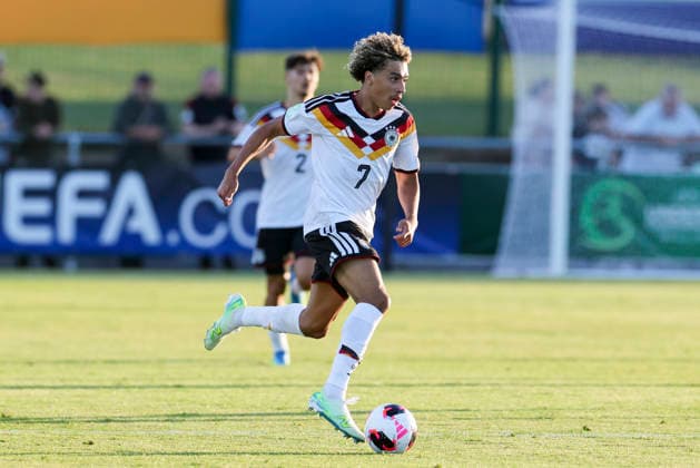 Montrell Culbreath (Germany) kontrolliert den Ball, UEFA European Under-19 Championship 2026 Group A, Germany v Denmark, Central Park Stadium am 28. June 2026 in Denbigh, Vereinigtes Königreich. (Foto von Marco Steinbrenner DeFodi Images) Montrell Culbreath (Germany) controls the ball, UEFA European Under-19 Championship 2026 Group A, Germany v Denmark, Central Park Stadium, June 28, 2026 in Denbigh, United Kingdom. (Photo by Marco Steinbrenner DeFodi Images) - *** Montrell Culbreath of Germany controls the ball, 2026 UEFA European Under-19 Championship Group A, Germany vs. Denmark, Central Park Stadium on June 28, 2026, in Denbigh, United Kingdom. Photo by Marco Steinbrenner, DeFodi Images. Montrell Culbreath of Germany controls the ball, UEFA European Under-19 Championship 2026, Group A, Germany vs. Denmark, Central Park Stadium, June 28, 2026, in Denbigh, United Kingdom. Photo by Marco Steinbrenner, DeFodi Images