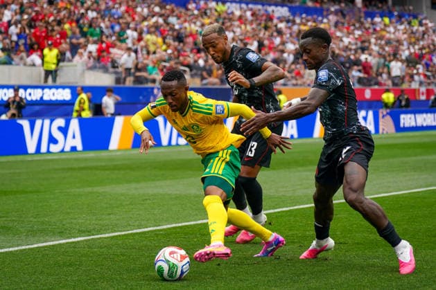 USA: Fußball FIFA World Cup, WM, Weltmeisterschaft, Fussball 2026, Sechzehntelfinale, Round of 32, Südafrika vs Kanada, South Africa vs Canada, SoFi Stadium (Inglewood, Los Angeles County, Kalifornien): Thapelo Maseko (Südafrika 12) Richie Laryea (Kanada 22) Derek Cornelius (Kanada 13) *** USA Soccer FIFA World Cup 2026, Round of 32, South Africa vs. Canada, SoFi Stadium, Inglewood, Los Angeles County, California Thapelo Maseko (South Africa) 12, Richie Laryea (Canada) 22, Derek Cornelius (Canada) 13 Copyright: xJOERANxSTEINSIEKx