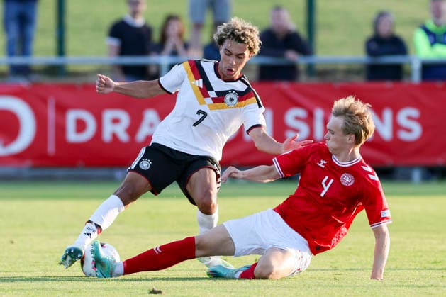 Montrell Culbreath (Germany) und Frej Elkjaer (Denmark) kaempfen um den Ball, UEFA European Under-19 Championship 2026 Group A, Germany v Denmark, Central Park Stadium am 28. June 2026 in Denbigh, Vereinigtes Königreich. (Foto von Marco Steinbrenner DeFodi Images) Montrell Culbreath (Germany) und Frej Elkjaer (Denmark) battle for the ball, UEFA European Under-19 Championship 2026 Group A, Germany v Denmark, Central Park Stadium, June 28, 2026 in Denbigh, United Kingdom. (Photo by Marco Steinbrenner DeFodi Images) - *** Montrell Culbreath (Germany) and Frej Elkjaer (Denmark) battle for the ball, 2026 UEFA European Under-19 Championship Group A, Germany vs. Denmark, Central Park Stadium on June 28, 2026, in Denbigh, United Kingdom. Photo by Marco Steinbrenner, DeFodi Images. Montrell Culbreath (Germany) and Frej Elkjaer (Denmark) battle for the ball, UEFA European Under-19 Championship 2026, Group A, Germany vs. Denmark, Central Park Stadium, June 28, 2026, in Denbigh, United Kingdom. Photo by Marco Steinbrenner, DeFodi Images