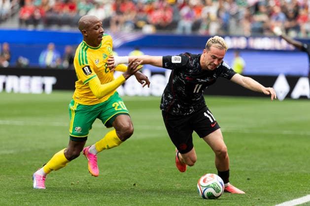 June 28, 2026, Los Angeles, California, USA: South Africa s Khuliso Mudau (20) and CanadaÃ¢â‚¬â ¢s Liam Millar (11) vie for the ball during the FIFA World Cup, WM, Weltmeisterschaft, Fussball Round of 32 soccer match at SoFi Stadium in Inglewood, Calif., Sunday, June 28, 2026. World Cup 2026: Canada Vs South Africa  - ZUMAc68_ 20260628_zaf_c68_017 Copyright: xRingoxChiux