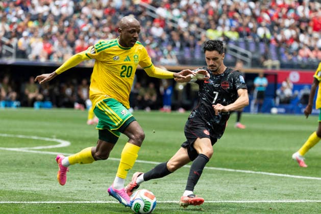 June 28, 2026, Los Angeles, California, USA: South Africa s Khuliso Mudau (20) and Canada s Stephen EustoÂ¡quio (7) vie for the ball during the FIFA World Cup, WM, Weltmeisterschaft, Fussball Round of 32 soccer match at SoFi Stadium in Inglewood, Calif., Sunday, June 28, 2026. World Cup 2026: Canada Vs South Africa  - ZUMAc68_ 20260628_zaf_c68_018 Copyright: xRingoxChiux