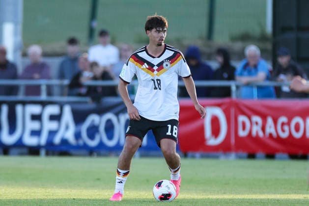 Mirza Catovic (Germany) kontrolliert den Ball, UEFA European Under-19 Championship 2026 Group A, Germany v Denmark, Central Park Stadium am 28. June 2026 in Denbigh, Vereinigtes Königreich. (Foto von Marco Steinbrenner DeFodi Images) Mirza Catovic (Germany) controls the ball, UEFA European Under-19 Championship 2026 Group A, Germany v Denmark, Central Park Stadium, June 28, 2026 in Denbigh, United Kingdom. (Photo by Marco Steinbrenner DeFodi Images) - *** Mirza Catovic (Germany) controls the ball, 2026 UEFA European Under-19 Championship Group A, Germany vs. Denmark, Central Park Stadium on June 28, 2026, in Denbigh, United Kingdom. Photo by Marco Steinbrenner, DeFodi Images. Mirza Catovic of Germany controls the ball, UEFA European Under-19 Championship 2026, Group A, Germany vs. Denmark, Central Park Stadium, June 28, 2026, in Denbigh, United Kingdom. Photo by Marco Steinbrenner, DeFodi Images