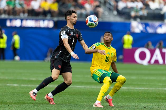 June 28, 2026, Los Angeles, California, USA: Canada s Stephen EustoÂ¡quio (7) and South Africa s Relebohile Mofokeng (10) vie for the ball during the FIFA World Cup, WM, Weltmeisterschaft, Fussball Round of 32 soccer match at SoFi Stadium in Inglewood, Calif., Sunday, June 28, 2026. World Cup 2026: Canada Vs South Africa  - ZUMAc68_ 20260628_zaf_c68_031 Copyright: xRingoxChiux