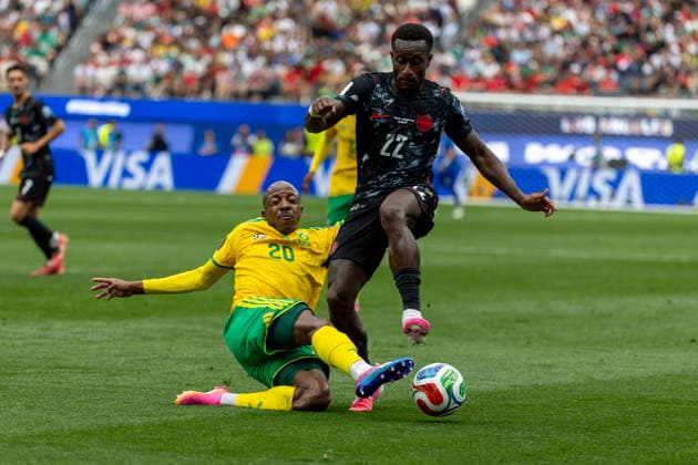June 28, 2026, Los Angeles, California, USA: South Africa s Khuliso Mudau (20) and CanadaÃ¢â‚¬â ¢s Richie Laryea (22) vie for the ball during the FIFA World Cup, WM, Weltmeisterschaft, Fussball Round of 32 soccer match at SoFi Stadium in Inglewood, Calif., Sunday, June 28, 2026. World Cup 2026: Canada Vs South Africa  - ZUMAc68_ 20260628_zaf_c68_039 Copyright: xRingoxChiux