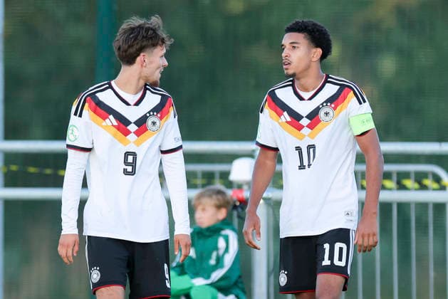 Otto Stange (Germany) und Francis Onyeka (Germany) unterhalten sich, UEFA European Under-19 Championship 2026 Group A, Germany v Denmark, Central Park Stadium am 28. June 2026 in Denbigh, Vereinigtes Königreich. (Foto von Marco Steinbrenner DeFodi Images) Otto Stange (Germany) und Francis Onyeka (Germany) talk together, UEFA European Under-19 Championship 2026 Group A, Germany v Denmark, Central Park Stadium, June 28, 2026 in Denbigh, United Kingdom. (Photo by Marco Steinbrenner DeFodi Images) - *** Otto Stange (Germany) and Francis Onyeka (Germany) are talking, 2026 UEFA European Under-19 Championship Group A, Germany vs. Denmark, Central Park Stadium on June 28, 2026, in Denbigh, United Kingdom. Photo by Marco Steinbrenner, DeFodi Images. Otto Stange (Germany) and Francis Onyeka (Germany) are talking, UEFA European Under-19 Championship 2026 Group A, Germany vs. Denmark, Central Park Stadium, June 28, 2026, in Denbigh, United Kingdom. Photo by Marco Steinbrenner, DeFodi Images