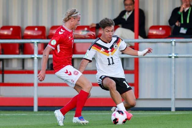 Viktor Bender (Denmark) und Moritz Reimers (Germany) kaempfen um den Ball, UEFA European Under-19 Championship 2026 Group A, Germany v Denmark, Central Park Stadium am 28. June 2026 in Denbigh, Vereinigtes Königreich. (Foto von Marco Steinbrenner DeFodi Images) Viktor Bender (Denmark) und Moritz Reimers (Germany) battle for the ball, UEFA European Under-19 Championship 2026 Group A, Germany v Denmark, Central Park Stadium, June 28, 2026 in Denbigh, United Kingdom. (Photo by Marco Steinbrenner DeFodi Images) - *** Viktor Bender (Denmark) and Moritz Reimers (Germany) battle for the ball, 2026 UEFA European Under-19 Championship Group A, Germany vs. Denmark, Central Park Stadium on June 28, 2026, in Denbigh, United Kingdom. Photo by Marco Steinbrenner, DeFodi Images. Viktor Bender (Denmark) and Moritz Reimers (Germany) battle for the ball, UEFA European Under-19 Championship 2026, Group A, Germany vs. Denmark, Central Park Stadium, June 28, 2026, in Denbigh, United Kingdom. Photo by Marco Steinbrenner, DeFodi Images