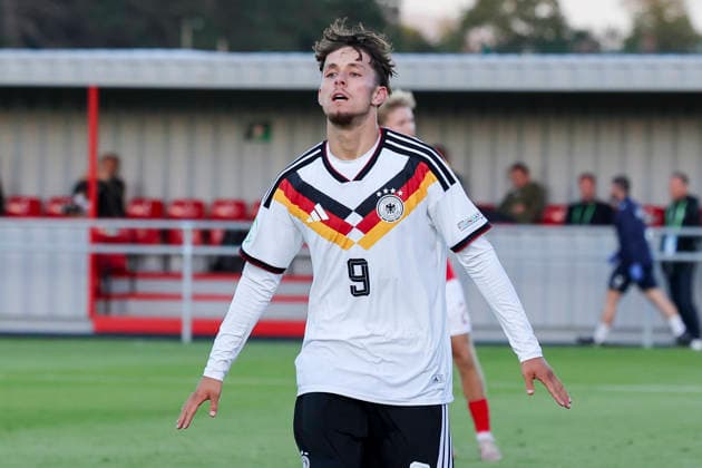 Otto Stange (Germany) bejubelt seinen Treffer zum 4:2, UEFA European Under-19 Championship 2026 Group A, Germany v Denmark, Central Park Stadium am 28. June 2026 in Denbigh, Vereinigtes Königreich. (Foto von Marco Steinbrenner DeFodi Images) Otto Stange (Germany) celebrates after scoring his teams fourth Goal, UEFA European Under-19 Championship 2026 Group A, Germany v Denmark, Central Park Stadium, June 28, 2026 in Denbigh, United Kingdom. (Photo by Marco Steinbrenner DeFodi Images) - *** Otto Stange of Germany celebrates his goal to make it 4–2, 2026 UEFA European Under-19 Championship, Group A, Germany vs. Denmark, Central Park Stadium on June 28, 2026, in Denbigh, United Kingdom. Photo by Marco Steinbrenner, DeFodi Images. Otto Stange of Germany celebrates after scoring his team’s fourth goal, UEFA European Under-19 Championship 2026, Group A, Germany vs. Denmark, Central Park Stadium, June 28, 2026, in Denbigh, United Kingdom. Photo by Marco Steinbrenner, DeFodi Images
