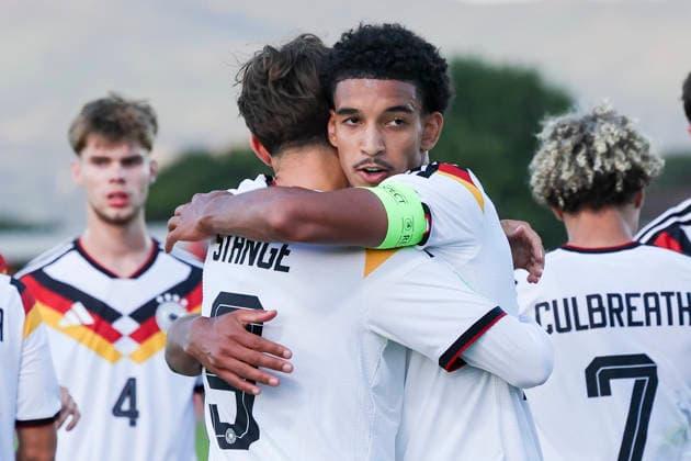 Otto Stange (Germany) bejubelt seinen Treffer zum 4:2 mit Francis Onyeka (Germany), UEFA European Under-19 Championship 2026 Group A, Germany v Denmark, Central Park Stadium am 28. June 2026 in Denbigh, Vereinigtes Königreich. (Foto von Marco Steinbrenner DeFodi Images) Otto Stange (Germany) celebrates after scoring his teams fourth Goal with Francis Onyeka (Germany), UEFA European Under-19 Championship 2026 Group A, Germany v Denmark, Central Park Stadium, June 28, 2026 in Denbigh, United Kingdom. (Photo by Marco Steinbrenner DeFodi Images) - *** Otto Stange (Germany) celebrates his goal to make it 4–2 with Francis Onyeka (Germany), 2026 UEFA European Under-19 Championship, Group A, Germany vs. Denmark, Central Park Stadium on June 28, 2026, in Denbigh, United Kingdom. Photo by Marco Steinbrenner, DeFodi Images. Otto Stange (Germany) celebrates after scoring his team’s fourth goal with Francis Onyeka (Germany), UEFA European Under-19 Championship 2026, Group A, Germany vs. Denmark, Central Park Stadium, June 28, 2026, in Denbigh, United Kingdom. Photo by Marco Steinbrenner, DeFodi Images