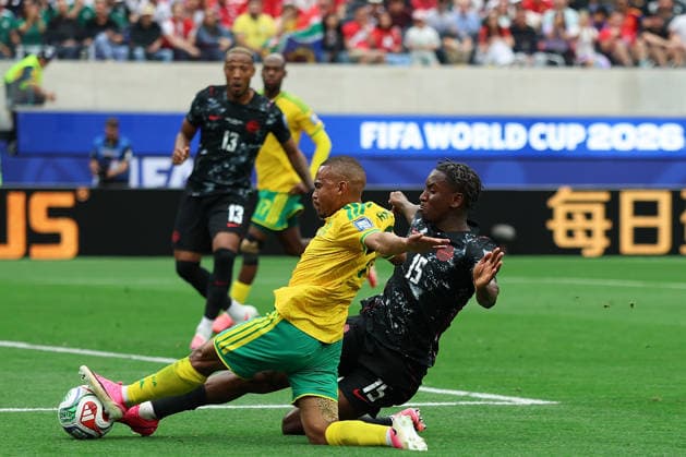 (260629) -- LOS ANGELES, June 29, 2026 -- Oswin Appollis (L) of South Africa competes with Moise Bombito of Canada during the round of 32 match between Canada and South Africa at the 2026 FIFA World Cup, WM, Weltmeisterschaft, Fussball at Los Angeles Stadium in Los Angeles, the United States, June 28, 2026. ) (SP)U.S.-LOS ANGELES-FOOTBALL-FIFA WORLD CUP-ROUND OF 32-CAN VS RSA BaixXuefei 