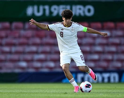 Football - 2026 UEFA European Under-19 Championship (U19 Euros) - Group A: Wales vs. Spain - SToK Cae Ras (Racecourse Ground) - Sunday 28th June 2026 Spain captain Quim Junyent in action COLORSPORT BARRY MITCHELL 