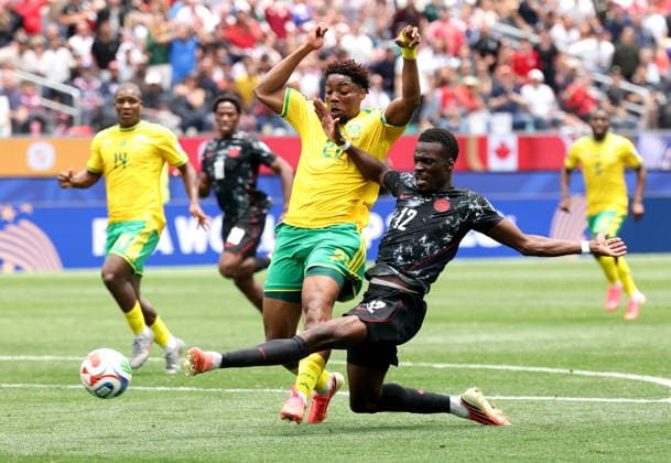 FIFA World Cup, WM, Weltmeisterschaft, Fussball 2026 - Round of 32 - South Africa vs Canada Tani Oluwaseyi of Canada (R) in action against Ime Okon of South Africa during the FIFA World Cup 2026 Round of 32 match South Africa against Canada, in Los Angeles, USA, 28 June 2026. LOS ANGELES United States  Copyright: xCHRISTOPERxTORRESx