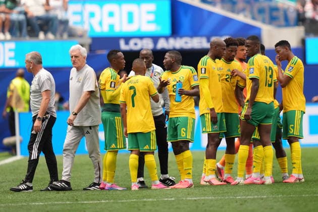 FIFA World Cup, WM, Weltmeisterschaft, Fussball 2026 - Round of 32 - South Africa vs Canada South Africa s head coach Hugo Broos (2-L) and his players during a hydration break in the FIFA World Cup 2026 Round of 32 match South Africa against Canada, in Los Angeles, USA, 28 June 2026. LOS ANGELES United States  Copyright: xSCOTTxSTRAZZANTEx