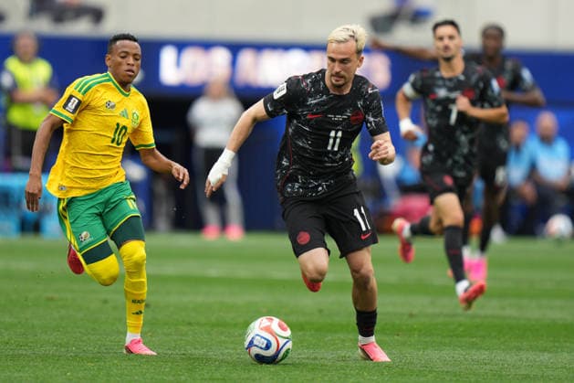 RECORD DATE NOT STATED 28th June 2026; SoFi Stadium, Los Angeles, California, United States of America; FIFA World Cup, WM, Weltmeisterschaft, Fussball Football, South Africa versus Canada; Liam Millar of Canada on the ball and under pressure from Relebohile Mofokeng of South Africa AlecxBrown