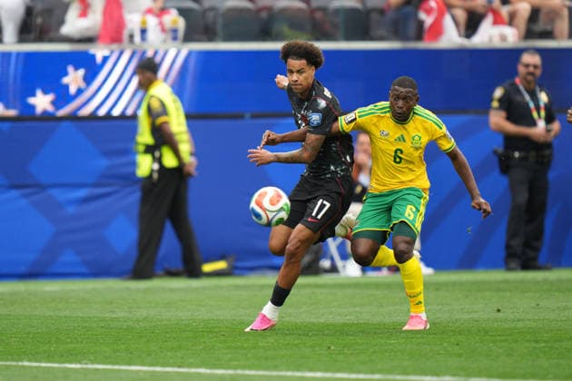 RECORD DATE NOT STATED 28th June 2026; SoFi Stadium, Los Angeles, California, United States of America; FIFA World Cup, WM, Weltmeisterschaft, Fussball Football, South Africa versus Canada; Aubrey Modiba of South Africa and Tajon Buchanan of Canada challenge for the ball AlecxBrown