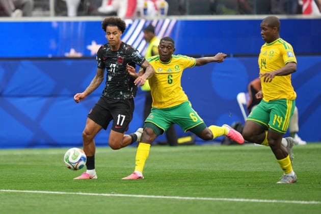 RECORD DATE NOT STATED 28th June 2026; SoFi Stadium, Los Angeles, California, United States of America; FIFA World Cup, WM, Weltmeisterschaft, Fussball Football, South Africa versus Canada; Aubrey Modiba of South Africa and Tajon Buchanan of Canada challenge for the ball AlecxBrown