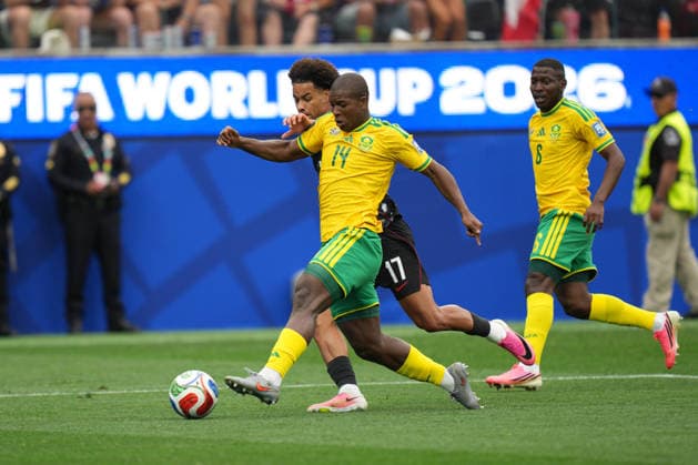 RECORD DATE NOT STATED 28th June 2026; SoFi Stadium, Los Angeles, California, United States of America; FIFA World Cup, WM, Weltmeisterschaft, Fussball Football, South Africa versus Canada; Mbekezeli Mbokazi of South Africa wins possession and tackles Tajon Buchanan of Canada AlecxBrown