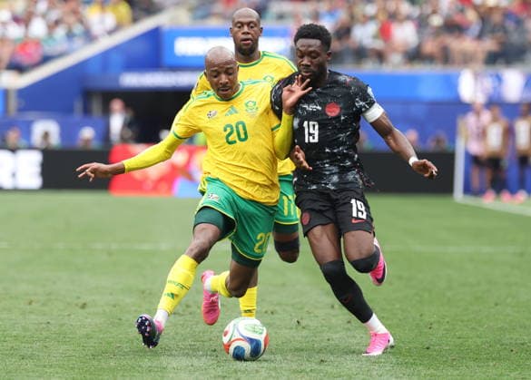 FIFA World Cup, WM, Weltmeisterschaft, Fussball 2026 - Round of 32 - South Africa vs Canada Alphonso Davies (R) of Canada and Khuliso Mudau of South Africa in action during the FIFA World Cup 2026 Round of 32 match South Africa against Canada, in Los Angeles, USA, 28 June 2026. LOS ANGELES United States  Copyright: xCHRISTOPERxTORRESx