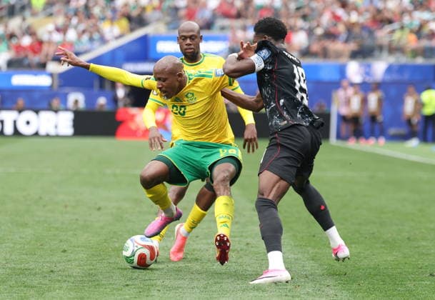 FIFA World Cup, WM, Weltmeisterschaft, Fussball 2026 - Round of 32 - South Africa vs Canada Alphonso Davies (R) of Canada and Khuliso Mudau of South Africa in action during the FIFA World Cup 2026 Round of 32 match South Africa against Canada, in Los Angeles, USA, 28 June 2026. LOS ANGELES United States  Copyright: xCHRISTOPERxTORRESx