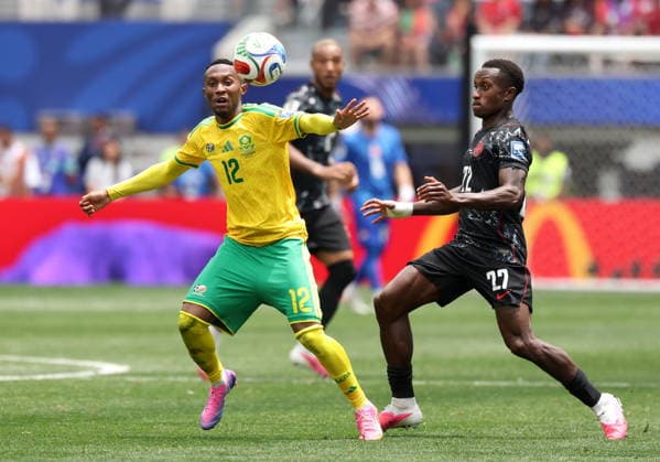 FIFA World Cup, WM, Weltmeisterschaft, Fussball 2026 - Round of 32 - South Africa vs Canada Richie Laryea (R) of Canada and Thapelo Maseko of South Africa in action during the FIFA World Cup 2026 Round of 32 match South Africa against Canada, in Los Angeles, USA, 28 June 2026. LOS ANGELES United States  Copyright: xCHRISTOPERxTORRESx