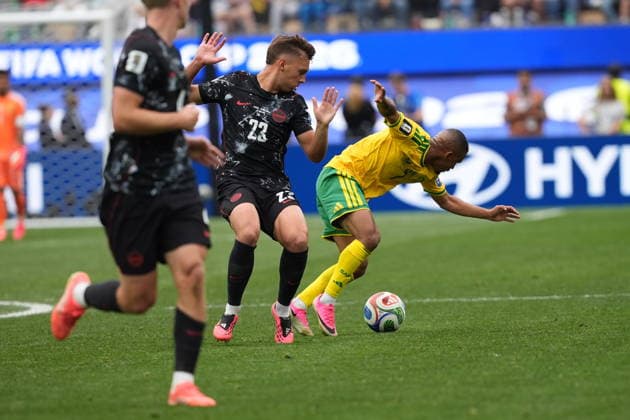 South Africa v Canada - FIFA World Cup, WM, Weltmeisterschaft, Fussball 2026 - Round of 32 INGLEWOOD, CALIFORNIA - JUNE 28: Oswin Appollis (7) of South Africa in action against Niko Sigur (23) of Canada during the 2026 FIFA World Cup Round of 32 match between South Africa and Canada at Los Angeles Stadium (SoFi Stadium) in Inglewood, California, United States on June 28, 2026. Tayfun Coskun Anadolu California United States. Editorial use only. Please get in touch for any other usage.  Copyright: x2026xAnadoluxTayfunxCoskunx