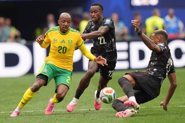 FIFA World Cup, WM, Weltmeisterschaft, Fussball 2026 - Round of 32 - South Africa vs Canada Khuliso Mudau (L) of South Africa in action against Richie Laryea (C) of Canada during the FIFA World Cup 2026 Round of 32 match South Africa against Canada, in Los Angeles, USA, 28 June 2026. LOS ANGELES United States  Copyright: xSCOTTxSTRAZZANTEx