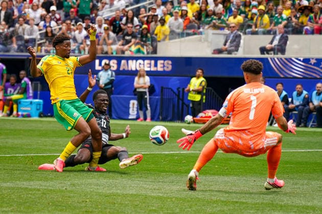 USA: Fußball FIFA World Cup, WM, Weltmeisterschaft, Fussball 2026, Sechzehntelfinale, Round of 32, Südafrika vs Kanada, South Africa vs Canada, SoFi Stadium (Inglewood, Los Angeles County, Kalifornien): Tani Oluwaseyi (Kanada 12) Ime Okon (Südafrika 21) Ronwen Williams (Südafrika 1) *** USA Soccer FIFA World Cup 2026, Round of 32, South Africa vs. Canada, SoFi Stadium, Inglewood, Los Angeles County, California Tani Oluwaseyi (Canada) 12, Ime Okon (South Africa) 21, Ronwen Williams (South Africa) 1 Copyright: xJOERANxSTEINSIEKx