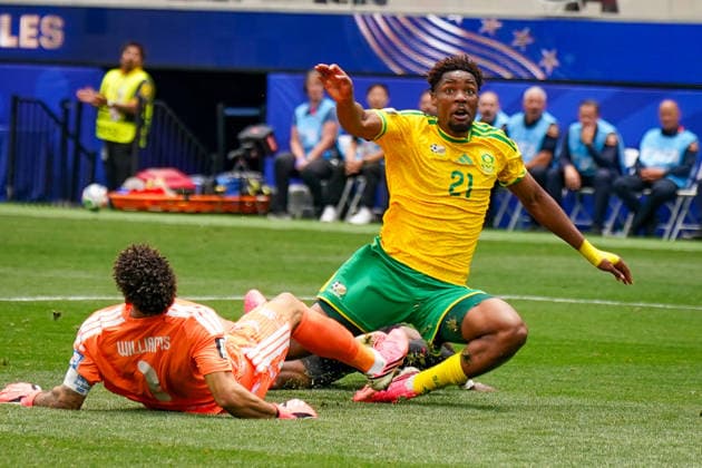 USA: Fußball FIFA World Cup, WM, Weltmeisterschaft, Fussball 2026, Sechzehntelfinale, Round of 32, Südafrika vs Kanada, South Africa vs Canada, SoFi Stadium (Inglewood, Los Angeles County, Kalifornien): Tani Oluwaseyi (Kanada 12) Ime Okon (Südafrika 21) Ronwen Williams (Südafrika 1) *** USA Soccer FIFA World Cup 2026, Round of 32, South Africa vs. Canada, SoFi Stadium, Inglewood, Los Angeles County, California Tani Oluwaseyi (Canada) 12, Ime Okon (South Africa) 21, Ronwen Williams (South Africa) 1 Copyright: xJOERANxSTEINSIEKx