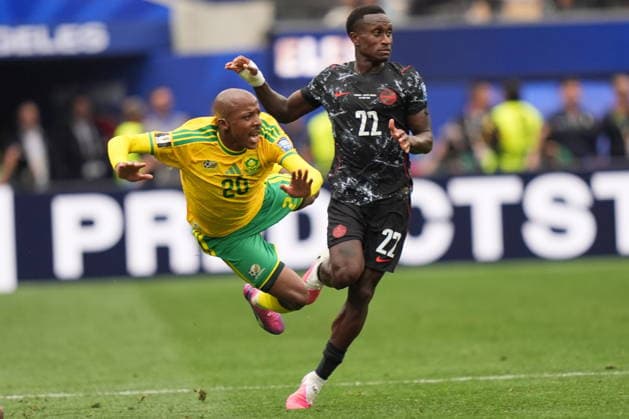 FIFA World Cup, WM, Weltmeisterschaft, Fussball 2026 - Round of 32 - South Africa vs Canada Khuliso Mudau (L) of South Africa in action against Richie Laryea of Canada during the FIFA World Cup 2026 Round of 32 match South Africa against Canada, in Los Angeles, USA, 28 June 2026. LOS ANGELES United States  Copyright: xSCOTTxSTRAZZANTEx