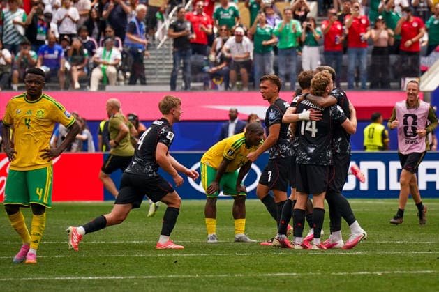 USA: Fußball FIFA World Cup, WM, Weltmeisterschaft, Fussball 2026, Sechzehntelfinale, Round of 32, Südafrika vs Kanada, South Africa vs Canada, SoFi Stadium (Inglewood, Los Angeles County, Kalifornien): Freude, Emotionen, Jubel nach dem Tor durch Stephen Eustaquio Eustaquio (Kanada 7) in der letzten Minute Tor und Torjubel - Enttäuschung bei Südafrika *** USA Soccer FIFA World Cup 2026, Round of 32, South Africa vs. Canada, SoFi Stadium, Inglewood, Los Angeles County, California: Joy, excitement, and celebration after Stephen Eustaquio’s last-minute goal for Canada (7), followed by disappointment for South Africa Copyright: xJOERANxSTEINSIEKx