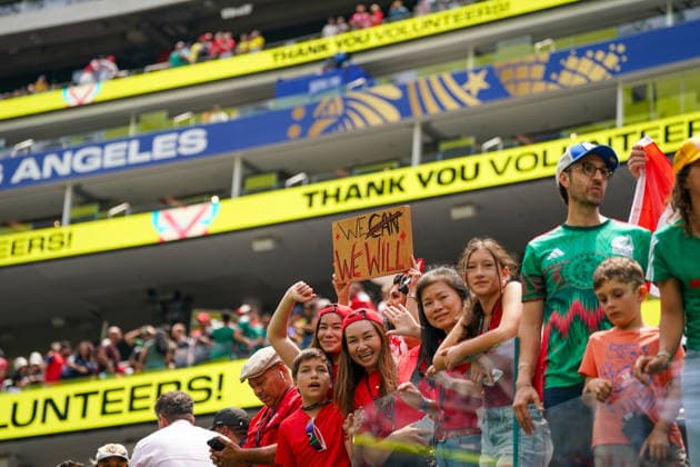 USA: Fußball FIFA World Cup, WM, Weltmeisterschaft, Fussball 2026, Sechzehntelfinale, Round of 32, Südafrika vs Kanada, South Africa vs Canada, SoFi Stadium (Inglewood, Los Angeles County, Kalifornien): Kanadische Fußballfans, mexikanische Fußballfans, Familien, Kinder, Fans, Zuschauer, Tribüne, Fanporträt, Fankultur, Nationaltrikots, Kanada, Mexiko, Fanplakat We Can, We Will, Freiwillige, Volunteers, Volunteer-Programm, Stadionanzeige, Thank You Volunteers, Anzeigetafel, Stimmung, Fußball, FIFA World Cup 2026, SoFi Stadium, Los Angeles, multikulturelle Atmosphäre. Freude, Emotionen, Jubel *** USA Soccer FIFA World Cup 2026, Round of 32, South Africa vs. Canada, SoFi Stadium, Inglewood, Los Angeles County, California; Canadian soccer fans, Mexican soccer fans, families, children, fans, spectators, stands, Fan portrait, fan culture, national jerseys, Canada, Mexico, We Can, We Will fan banner, volunteers, Volunteer Program, stadium display, Thank You Volunteers, scoreboard, atmosphere, soccer, FIFA World Cup 2026, SoFi Stadium, Los Angeles, multicultural atmosphere, joy, emotions, cheering Copyright: xJOERANxSTEINSIEKx