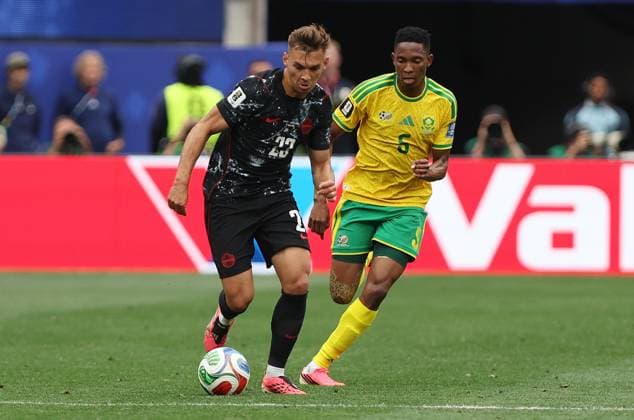 . - South Africa v Canada, FIFA World Cup, WM, Weltmeisterschaft, Fussball 2026, Round Of 32, SoFi Stadium, Los Angeles Stadium, Los Angeles, USA, 28th June 2026. DC Photos Crystal Pix Niko Sigur of Canada national team, Nationalteam battles for the ball with Thalente Mbatha of South Africa national team. - South Africa v Canada, FiFA World Cup 2026, Round Of 32, SoFi Stadium, Los Angeles Stadium, Los Angeles, USA, 28th June 2026. DC Photos Crystal Pix Los Angeles Los Angeles Stadium United States Of America Copyright: xDCxPhotosx CP_South_Africa_Canada_280626_DC09