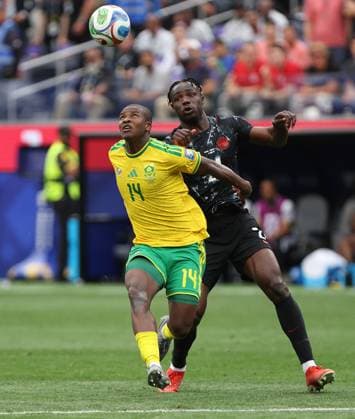 . - South Africa v Canada, FIFA World Cup, WM, Weltmeisterschaft, Fussball 2026, Round Of 32, SoFi Stadium, Los Angeles Stadium, Los Angeles, USA, 28th June 2026. DC Photos Crystal Pix Mbekezeli Mbokazi of South Africa national team, Nationalteam battles for the ball with Promise David of Canada national team. - South Africa v Canada, FiFA World Cup 2026, Round Of 32, SoFi Stadium, Los Angeles Stadium, Los Angeles, USA, 28th June 2026. DC Photos Crystal Pix Los Angeles Los Angeles Stadium United States Of America Copyright: xDCxPhotosx CP_South_Africa_Canada_280626_DC14