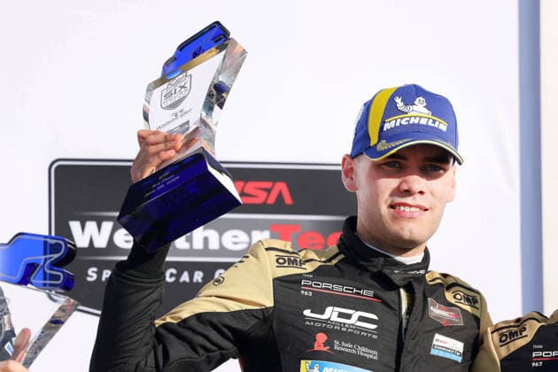 Dritter Laurin Heinrich (GER) Porsche 963 83 vom JDC Miller Motorsport Team mit dem Pokal auf dem Podium, 6 Stunden Watkins Glen, IMSA Rennserie, 28.06.2026, Staat New York, USA, GTP Klasse, *** Laurin Heinrich GER, driving the No. 83 Porsche 963 for the JDC Miller Motorsport Team, stands on the podium with the trophy, 6 Hours of Watkins Glen, IMSA Series, June 28, 2026, New York State, USA, GTP class,