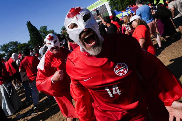 Sport Bilder des Tages #2 Fußball, FIFA WM 2026, Toronto FIFA Fan Festival Fans gather at Toronto FIFA Fan Festival to watch Canada face South Africa TORONTO, CANADA - JUNE 28 : Canadian fans cheer after watching the World Cup 2026 round of 32 match between South Africa v Canada at FIFA Fan Festival in Toronto, Ontario, Canada on June 28, 2026. Mert Alper Dervis Anadolu Toronto Canada. Editorial use only. Please get in touch for any other usage.  Copyright: x2026xAnadoluxMertxAlperxDervÄ±Åüx