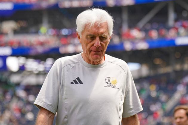 USA: Fußball FIFA World Cup, WM, Weltmeisterschaft, Fussball 2026, Sechzehntelfinale, Round of 32, Südafrika vs Kanada, South Africa vs Canada, SoFi Stadium (Inglewood, Los Angeles County, Kalifornien): Hugo Broos (Trainer Südafrika) *** USA Soccer 2026 FIFA World Cup, Round of 32, South Africa vs. Canada, SoFi Stadium, Inglewood, Los Angeles County, California; Hugo Broos, South Africa s head coach Copyright: xJOERANxSTEINSIEKx