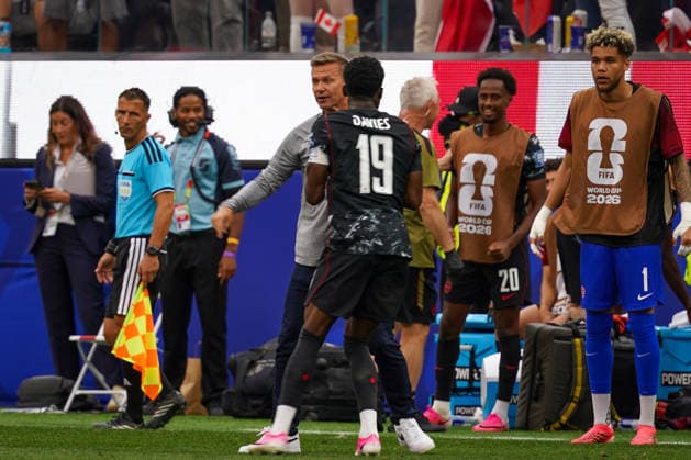 USA: Fußball FIFA World Cup, WM, Weltmeisterschaft, Fussball 2026, Sechzehntelfinale, Round of 32, Südafrika vs Kanada, South Africa vs Canada, SoFi Stadium (Inglewood, Los Angeles County, Kalifornien): Alphonso Davies (Kanada 19) zieht seinen Trainer Jesse Marsch (Trainer Kanada) von der Seitenlinie und schiebt ihn in Richtung Trainerbank. *** USA Soccer FIFA World Cup 2026, Round of 32, South Africa vs. Canada, SoFi Stadium, Inglewood, Los Angeles County, California. Alphonso Davies (Canada, 19) pulls his coach, Jesse Marsch, away from the sideline and pushes him toward the bench. Copyright: xJOERANxSTEINSIEKx