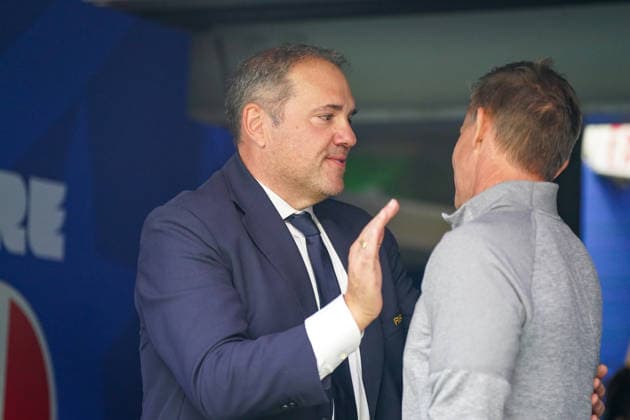 USA: Fußball FIFA World Cup, WM, Weltmeisterschaft, Fussball 2026, Sechzehntelfinale, Round of 32, Südafrika vs Kanada, South Africa vs Canada, SoFi Stadium (Inglewood, Los Angeles County, Kalifornien): Victor Montagliani (FIFA-Vizepräsident, CONCACAF-Präsident) mit Jesse Marsch (Trainer Kanada), Begrüßung, Handschlag, Funktionäre, Porträt, Nahaufnahme, FIFA, CONCACAF, Fußball, Weltverband, Sportpolitik, Fußballfunktionäre, Begegnung, Austausch, Gespräch, VIP-Bereich, Stadion, Innenansicht, Business, Sportmanagement, Turnierorganisation, Behind the Scenes, Event, Medieninteresse. *** USA Soccer FIFA World Cup 2026, Round of 32, South Africa vs. Canada, SoFi Stadium, Inglewood, Los Angeles County, California; Victor Montagliani, FIFA Vice President and CONCACAF President, with Jesse Marsch, Canada’s head coach; greeting, handshake, officials, portrait, close-up, FIFA, CONCACAF, soccer, world governing body, sports policy, soccer officials, meeting, exchange, conversation, VIP area, stadium, interior view, business, sports management, tournament organization, behind the scenes, event, media interest Copyright: xJOERANxSTEINSIEKx