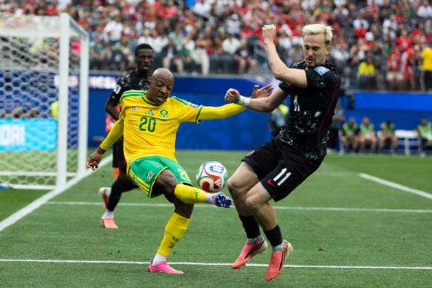 Canada Vs South Africa in Los Angeles - 28 Jun 2026 South Africa s Khuliso Mudau (20) and Canada’s Liam Millar (11) seen in action during the FIFA World Cup, WM, Weltmeisterschaft, Fussball Round of 32 soccer match between Canada and South Africa. Final score; Canada 1:0 South Africa Los Angeles United States Copyright: xRingoxChiux xSOPAxImagesx 20260628RC.FIFA_018