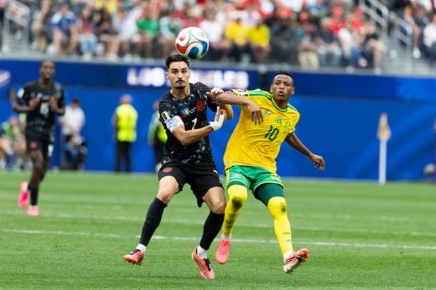 Canada Vs South Africa in Los Angeles - 28 Jun 2026 Canada s Stephen Eustáquio (7) and South Africa s Relebohile Mofokeng (10) seen in action during the FIFA World Cup, WM, Weltmeisterschaft, Fussball Round of 32 soccer match between Canada and South Africa. Final score; Canada 1:0 South Africa Los Angeles United States Copyright: xRingoxChiux xSOPAxImagesx 20260628RC.FIFA_025