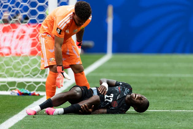 Canada Vs South Africa in Los Angeles - 28 Jun 2026 South Africa goalkeeper Ronwen Williams (1) comforts Canada’s Richie Laryea (22) after getting injured during the FIFA World Cup, WM, Weltmeisterschaft, Fussball Round of 32 soccer match between Canada and South Africa. Final score; Canada 1:0 South Africa Los Angeles United States Copyright: xRingoxChiux xSOPAxImagesx 20260628RC.FIFA_036