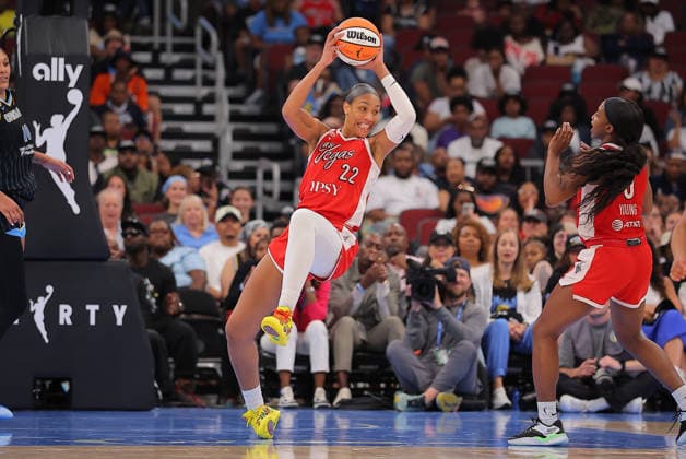 CHICAGO, IL - JUNE 28: A ja Wilson 22 of the Las Vegas Aces grabs a rebound as her ankle rolls during the second half against the Chicago Sky on June 28, 2026 at the United Center in Chicago, Illinois. (Photo by Melissa Tamez Icon Sportswire) WNBA, Basketball Damen, USA JUN 28 Las Vegas Aces at Chicago Sky EDITORIAL USE ONLY Icon260628151