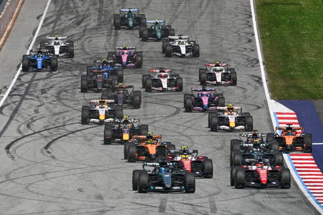 F1 Grand Prix Of Austria SPIELBERG, AUSTRIA - JUNE 28: Kimi Antonelli of Italy driving the 12 Mercedes-AMG Petronas F1 Team car leads Lewis Hamilton of Great Britain driving the 44 Scuderia Ferrari and the full pack of cars down the straight during the F1 Grand Prix of Austria at Red Bull Ring on June 28, 2026 in Spielberg, Austria. Spielberg Austria  Copyright: xArturxWidakx originalFilename:widak-f1grandp260628_npYDC.jpg