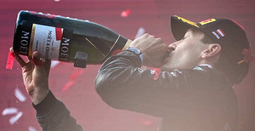 F1 Grand Prix Of Austria SPIELBERG, AUSTRIA - JUNE 28: Race winner George Russell of Great Britain and Mercedes-AMG drinks champagne from a bottle of MoÃ«t & Chandon on the podium during the trophy ceremony of the F1 Grand Prix of Austria at Red Bull Ring on June 28, 2026 in Spielberg, Austria. Spielberg Austria  Copyright: xArturxWidakx originalFilename:widak-f1grandp260628_nptru.jpg