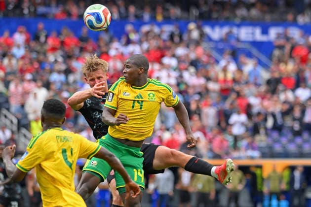 28th June 2026; SoFi Stadium, Los Angeles, California, United States of America; FIFA World Cup, WM, Weltmeisterschaft, Fussball Football, South Africa versus Canada; Mbekezeli Mbokazi of South Africa battles for possession ball with Luc de Fougerolles of Canada JulianxMedina DiaEsportivo