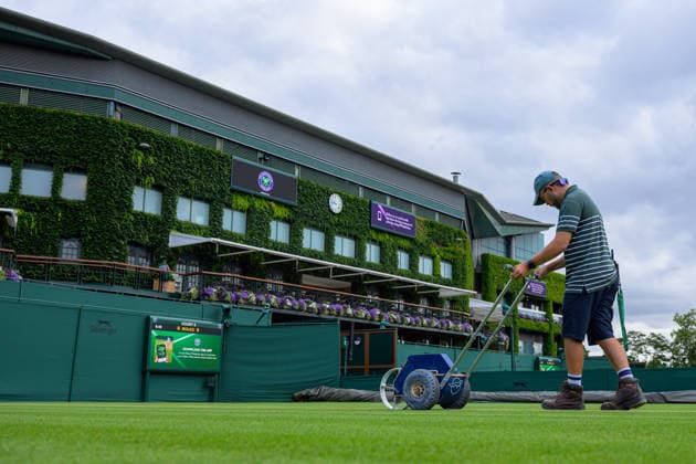Day One: The Championships - Wimbledon 2026 LONDON, ENGLAND JUNE 29 - Ground staff preparing a court before start of day one at the The Wimbledon Lawn Tennis Championship at Wimbledon on June 29, 2026 in London, England. (Photo by Keeran Marquis)  Copyright: xKeeranxMarquis Fotoarena SPPx Sportspressphoto_SPR179830