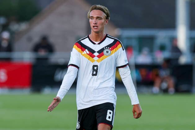 Luis Engelns (Germany) schaut, UEFA European Under-19 Championship 2026 Group A, Germany v Denmark, Central Park Stadium am 28. June 2026 in Denbigh, Vereinigtes Königreich. (Foto von Marco Steinbrenner DeFodi Images) Luis Engelns (Germany) looks on, UEFA European Under-19 Championship 2026 Group A, Germany v Denmark, Central Park Stadium, June 28, 2026 in Denbigh, United Kingdom. (Photo by Marco Steinbrenner DeFodi Images) - *** Luis Engelns: Germany Looks On, 2026 UEFA European Under-19 Championship Group A, Germany vs. Denmark, Central Park Stadium on June 28, 2026, in Denbigh, United Kingdom. Photo by Marco Steinbrenner, DeFodi Images. Luis Engelns of Germany looks on, UEFA European Under-19 Championship 2026, Group A, Germany vs. Denmark, Central Park Stadium, June 28, 2026, in Denbigh, United Kingdom. Photo by Marco Steinbrenner, DeFodi Images