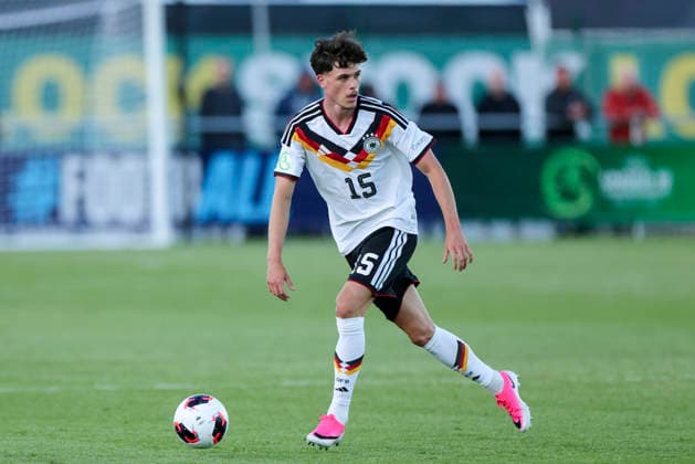 Luca Erlein (Germany) kontrolliert den Ball, UEFA European Under-19 Championship 2026 Group A, Germany v Denmark, Central Park Stadium am 28. June 2026 in Denbigh, Vereinigtes Königreich. (Foto von Marco Steinbrenner DeFodi Images) Luca Erlein (Germany) controls the ball, UEFA European Under-19 Championship 2026 Group A, Germany v Denmark, Central Park Stadium, June 28, 2026 in Denbigh, United Kingdom. (Photo by Marco Steinbrenner DeFodi Images) - *** Luca Erlein of Germany controls the ball, 2026 UEFA European Under-19 Championship Group A, Germany vs. Denmark, Central Park Stadium on June 28, 2026, in Denbigh, United Kingdom. Photo by Marco Steinbrenner, DeFodi Images. Luca Erlein (Germany) controls the ball, UEFA European Under-19 Championship 2026, Group A, Germany vs. Denmark, Central Park Stadium, June 28, 2026, in Denbigh, United Kingdom. Photo by Marco Steinbrenner, DeFodi Images