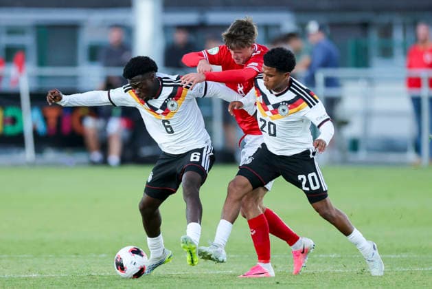 Boris Lum (Germany), Valdemar Moeller (Denmark) und Tiago Poller (Germany) kaempfen um den Ball, UEFA European Under-19 Championship 2026 Group A, Germany v Denmark, Central Park Stadium am 28. June 2026 in Denbigh, Vereinigtes Königreich. (Foto von Marco Steinbrenner DeFodi Images) Boris Lum (Germany), Valdemar Moeller (Denmark) und Tiago Poller (Germany) battle for the ball, UEFA European Under-19 Championship 2026 Group A, Germany v Denmark, Central Park Stadium, June 28, 2026 in Denbigh, United Kingdom. (Photo by Marco Steinbrenner DeFodi Images) - *** Boris Lum (Germany), Valdemar Moeller (Denmark), and Tiago Poller (Germany) battle for the ball, 2026 UEFA European Under-19 Championship, Group A, Germany vs. Denmark, Central Park Stadium on June 28, 2026, in Denbigh, United Kingdom. Photo by Marco Steinbrenner, DeFodi Images. Boris Lum (Germany), Valdemar Moeller (Denmark), and Tiago Poller (Germany) battle for the ball, UEFA European Under-19 Championship 2026, Group A, Germany vs. Denmark, Central Park Stadium, June 28, 2026, in Denbigh, United Kingdom. Photo by Marco Steinbrenner, DeFodi Images