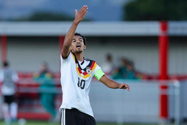 Francis Onyeka (Germany) gestikuliert, UEFA European Under-19 Championship 2026 Group A, Germany v Denmark, Central Park Stadium am 28. June 2026 in Denbigh, Vereinigtes Königreich. (Foto von Marco Steinbrenner DeFodi Images) Francis Onyeka (Germany) gestures, UEFA European Under-19 Championship 2026 Group A, Germany v Denmark, Central Park Stadium, June 28, 2026 in Denbigh, United Kingdom. (Photo by Marco Steinbrenner DeFodi Images) - *** Francis Onyeka of Germany gestures, 2026 UEFA European Under-19 Championship Group A, Germany vs. Denmark, Central Park Stadium on June 28, 2026, in Denbigh, United Kingdom. Photo by Marco Steinbrenner, DeFodi Images. Francis Onyeka of Germany gestures during the 2026 UEFA European Under-19 Championship, Group A, Germany vs. Denmark, Central Park Stadium, June 28, 2026, in Denbigh, United Kingdom. Photo by Marco Steinbrenner, DeFodi Images